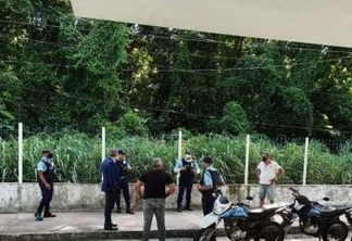 SUSTO! Assaltantes trocam tiros e rouba arma de vigilante de guarita da UFPB