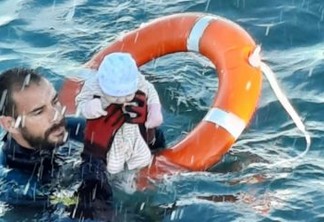 “Estava gelado, frio, não se mexia”, diz guarda-civil de Ceuta que resgatou o bebê no mar