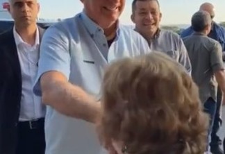 APOIO PARA 2022: Romero Rodrigues apela e divulga vídeo de idosa de CG beijando mão de Bolsonaro sem máscara; assista