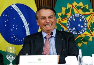 Internauta questiona Bolsonaro sobre preço do gás e presidente responde: “Seja feliz sempre”