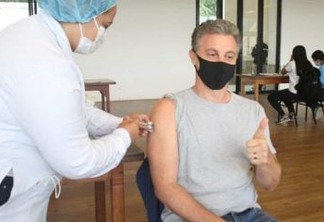 "ESSE É O BRASIL QUE DESEJO": Luciano Huck toma a primeira dose da vacina contra a Covid-19