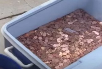 Pai joga 80 mil moedas de um centavo em quintal para pagar pensão da filha