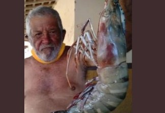 Pescador de 80 anos encontra camarão de 400g, no Rio Grande do Norte