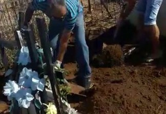 Homem que morreu de Covid-19 é enterrado pela família, após faltar coveiro em cemitério na Paraíba
