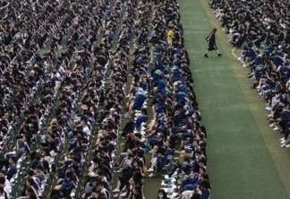 Um ano após restrições, Wuhan organiza formatura para mais de 11 mil estudantes