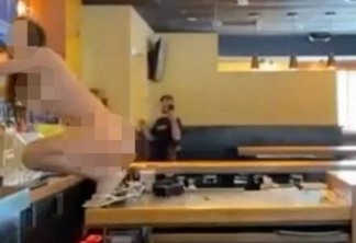 Mulher nua é dominada com disparo de arma de choque nos seios após destruir restaurante Outback