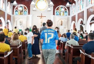 PALANQUE POLÍTICO: Com padre afastado temporariamente, bolsonaristas lotam igreja em Fortaleza - VEJA VÍDEO