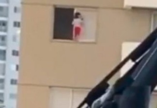 Criança é flagrada caminhando em janela de prédio - VEJA VÍDEO