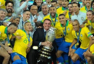 Seleção se divide sobre encontro com Bolsonaro após título