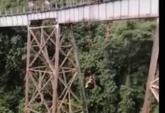 IMAGENS FORTES: Mulher morre ao saltar de bungee jump antes de estar com o equipamento de segurança