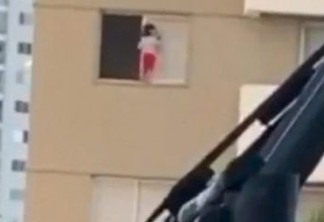 Criança anda por janela do terceiro andar de prédio e deixa vizinhos apavorados - VEJA VÍDEO