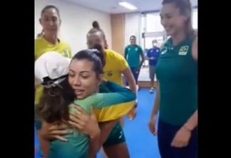 PRATA NO SKATE: Rayssa Leal é recebida com carinho pela seleção de vôlei feminino