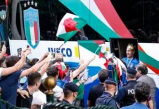 Campeões da Europa voltam à Itália e são recebidos com festa