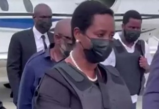 Primeira-dama do Haiti volta ao país com colete à prova de balas