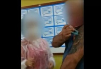 Homem arranca seringa de enfermeira e aplica imunizante em si próprio - ASSISTA