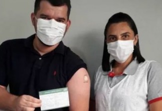 Jovem que tatuou 'Butantan, vacine aqui' recebe 1ª dose de imunizante