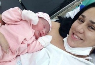 Minutos após receber alta, mulher dá à luz na calçada de hospital