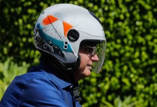 Sem máscara, Bolsonaro passeia de moto por Brasília com Braga Netto