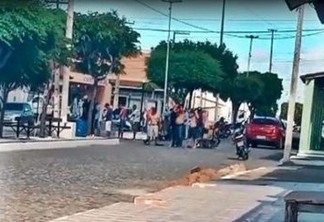Suspeitos assaltam supermercado e fazem "barreira humana" com reféns na Paraíba - VÍDEO