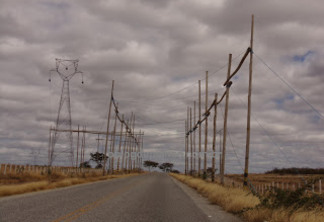 VALE DO PIANCÓ: torres são montadas às márgens das BR's 361e 426 para levar energia eólica de Santa Luzia à Pombal