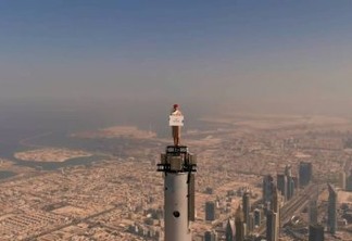 800M DE ALTURA: Empresa aérea coloca aeromoça no topo do edifício mais alto do mundo para gravar vídeo