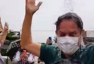 Tião Gomes comemora chegada de água nas torneiras do Distrito de Mata Limpa, em Areia e "toma banho" em chuveiro - VEJA VÍDEO