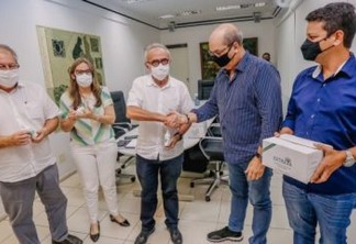 Prefeito Cícero Lucena recebe doação de 5 mil antissépticos que serão distribuídos nas redes de saúde e educação