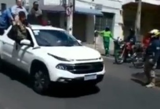 "GENOCIDA E ASSASSINO": Bolsonaro é alvo de protestos ao desfilar de carro no Ceará - VEJA VÍDEOS