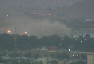 Imagens mostram o momento do ataque próximo ao aeroporto de Cabul, no Afeganistão