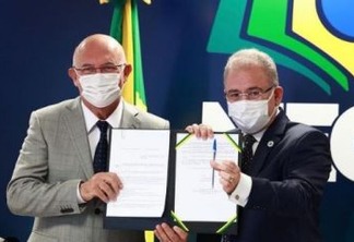 Marcelo Queiroga e Milton Ribeiro assinam portaria com orientações para volta às aulas presenciais