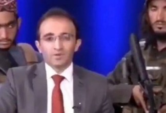 TV afegã transmite programa com apresentador cercado de talibãs armados no estúdio - VEJA VÍDEO