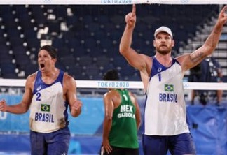 Paraibano Álvaro Filho vence novamente e dupla avança para quartas de final no vôlei de praia
