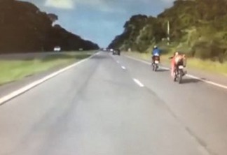 Vídeo mostra homens deitados em motos na BR-230