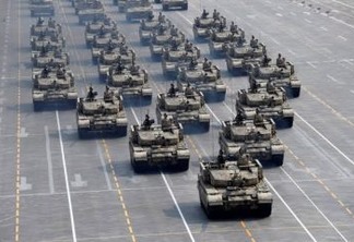 Deputado bolsonarista usa foto de exército chinês para elogiar desfile de blindados em Brasília: "Mexeu com meu patriotismo"