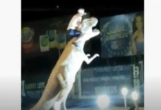 Vídeo mostra homem caindo de estátua de dinossauro em Sousa