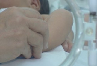 Bebê encontrada em calçada vai para abrigo de João Pessoa após alta em hospital