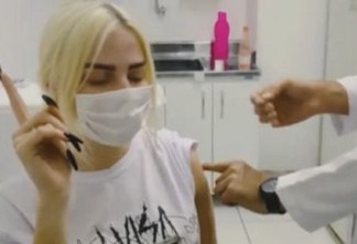 Luísa Sonza celebra vacina contra Covid-19 com um ‘Fora Bolsonaro’