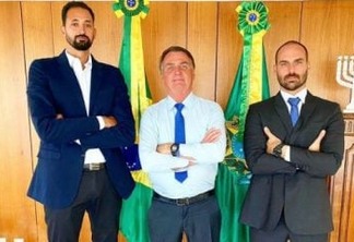 Maurício Souza, jogador de vôlei, presenteia Eduardo e Jair Bolsonaro com camisa: "Uma honra"