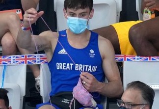 Britânico termina cardigã que tricotou na Olimpíada e mostra resultado nas redes