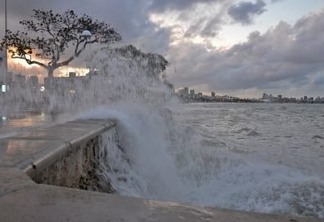 Marinha emite alerta de ondas até 3,5 metros no litoral paraibano até este sábado (28)