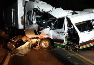 TRAGÉDIA: Ambulância com pacientes que tiveram alta se envolve em acidente e três morrem