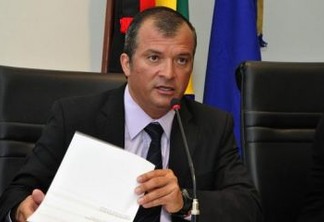 Deputado Trocolli Júnior propõe que ex-reitor Thompson Mariz seja condecorado pela ALPB