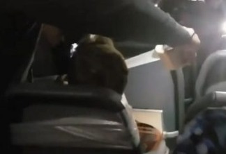 Após agredir e assediar comissário de bordo, passageiro é amarrado com fita durante voo