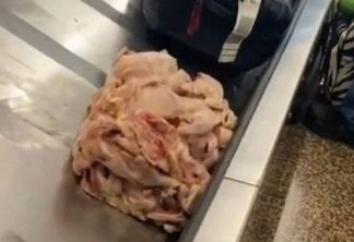 'Mala' de frango cru aparece em esteira de bagagens de aeroporto