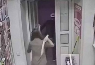 Vendedora usa brinquedo sexual para expulsar assaltante de sex shop - VEJA VÍDEO