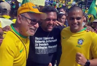 PÁTRIA AMADA, BRASIL!: Investigado, Queiroz vai a ato e tira foto com totem de Roberto Jefferson