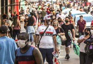 A man wearing a protective face mask decorated with skull stands amidst people walking at a popular shopping street as the city eases restrictions and allows commerce to open amid the coronavirus disease (COVID-19) outbreak, in Sao Paulo, Brazil, June 11, 2020. REUTERS/Amanda Perobelli
