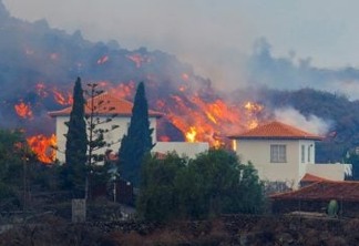 Lava de vulcão nas Canárias chega a casas, e milhares de pessoas fogem - VEJA VÍDEO