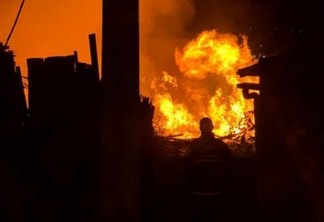 Após 16 horas de chamas, Corpo de Bombeiros controla incêndio que atingiu madeireira na Paraíba - VÍDEO