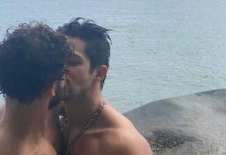 HOMOFOBIA?! Ator da Globo desabafa ao perder seguidores por posa beijando namorado